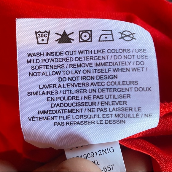 The Nike Tee Dri-Fit Red Swoosh Logo - Picture 6 of 7